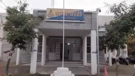 बरही: करौंदी कला गांव के पास हार्वेस्टर की टक्कर से युवक घायल, पुलिस ने दर्ज किया केस