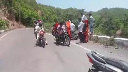 आबू रोड: आबूरोड के हनुमान टेकरी मार्ग सागना के पास अनियंत्रित होकर सुरक्षा दीवार से टकराई बाइक, सड़क हादसे में दो युवक घायल