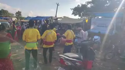 कोलेबिरा: आदिकला मंच के कलाकारों ने कोलेबिरा के नवाटोली बाजार में नशा मुक्ति को लेकर जागरूकता अभियान चलाया