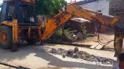 लवाण: लवाण कस्बे में जलदाय विभाग ने नई पाइपलाइन डालने के लिए नगर पालिका से बिना एनओसी लिए उखाड़ी सीसी सड़क