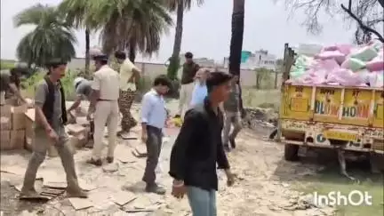 जमुई: जमुई पुलिस लाइन में उत्पाद विभाग ने 27 कांडों में जब्त 2679.715 लीटर अंग्रेजी और देशी शराब किया नष्ट