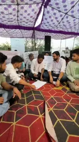 जयपुर: फर्स्ट ग्रेड परीक्षा स्थगन की मांग को लेकर राजस्थान युवा शक्ति एकीकृत महासंघ का धरना दूसरे दिन भी जारी