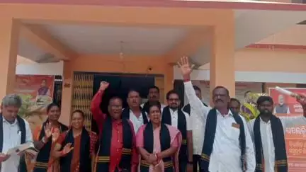 ପାରଳାଖେମୁଣ୍ଡି: କାଶୀନଗର ପଂଚାୟତ ସମିତି କାର୍ଯ୍ୟାଳୟ ପରିସରରେ ବୁ ବିକାଶ ବାହନ ରଥକୁ ବିଜେଡ଼ି ଆଉ କଂଗ୍ରେସର ବିରୋଧ।