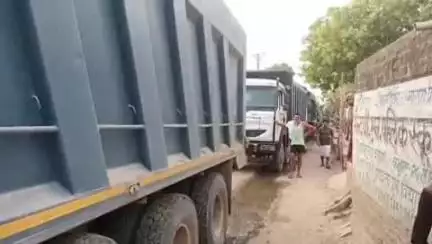 फतेहपुर: असोथर के मुराइन मोहल्ले में मोरंग लदे ट्रक की कमानी टूटने से असोथर-सैबसी मार्ग 10 घंटे तक रहा जाम, राहगीर रहे परेशान