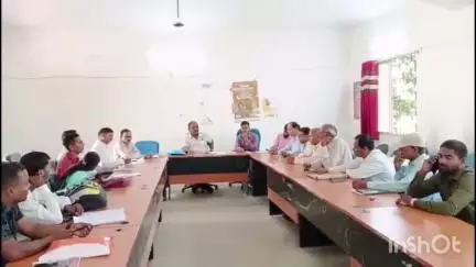 देवरी: देवरी प्रखंड के सभागार में हुई एक बैठक का आयोजन