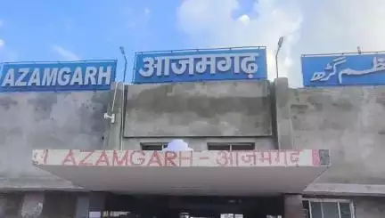 आज़मगढ़: आजमगढ़ रेलवे स्टेशन पर आरपीएफ ने की बड़ी कार्रवाई, 13 हजार मूल्य के 11 ई-टिकटों के साथ टिकट दलाल अंगद को किया गिरफ्तार