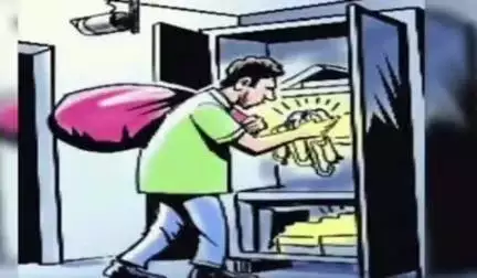 நீடாமங்கலம்: ராயல் சிட்டி நகரில் வீட்டை பூட்டாமல் பக்கத்து வீட்டிற்கு பூ வாங்க சென்ற நேரத்தில் 7 3/4 பவுன் தங்க நகை திருட்டு போலீசார் விசாரணை