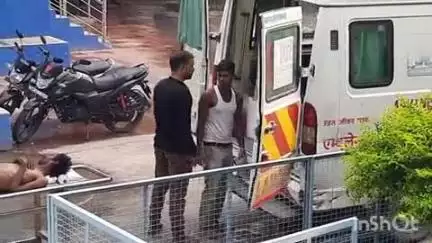 खगड़िया: सदर अस्पताल से अज्ञात युवक को बेहतर इलाज के लिए भागलपुर मेडिकल कॉलेज रेफर किया गया