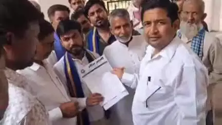 बीसलपुर: ईदगाह चौराहे पर राष्ट्रीय ध्वज लगवाने की मांग को लेकर भीम आर्मी के कार्यकर्ताओं ने एसडीएम को कलेक्ट्रेट में दिया ज्ञापन