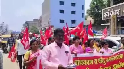 नांदेड: कामगारांना वेटीस धरून सरकारला अडचणीत आणणाऱ्या नोंदणी अधिकाऱ्यावर कारवाई करा कॉ.गायकवाड यांची जिल्हाधिकाऱ्याकडे मागणी