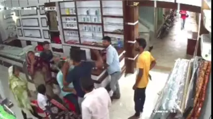 হরিহরপাড়া: হরিহরপাড়ায় ফার্নিচারের দোকানে ক্রেতাদের মধ্যে বচসা, মহিলাকে মারধর ভাইরাল ভিডিও