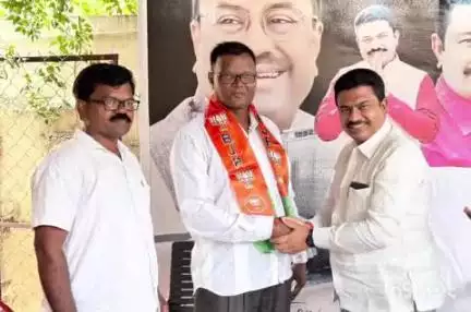कोरपना: मानोली खुर्द येथील वन हक्क समितीचे अध्यक्ष दशरथ कोवे आदी विविध पक्षातील कार्यकर्त्यांचा भाजपात प्रवेश