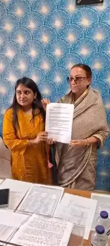 वैशाली: वैशाली प्रखंड के अंचलाधिकारी को पूर्व मंत्री बिना शाही ने सौंपा ज्ञापन, विभिन्न मांगों पर की चर्चा