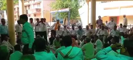 मछलीशहर: मछलीशहर में न्याय के लिए सड़क पर उतरे वकील, अधिकारियों के खिलाफ किया धरना प्रदर्शन