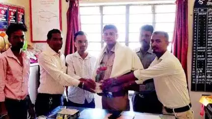 लेस्लीगंज: लेस्लीगंज थाने में थाना प्रभारी उत्तम राय से कांग्रेस युवा अध्यक्ष कुंदन शुक्ला ने की मुलाकात