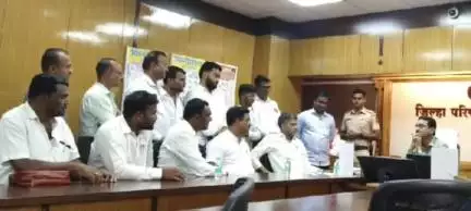 नगर: खा. लंकेंची  भेट आणि आरोग्यसेवकांना नियुक्त्या !
 
आरोग्य सेवकांच्या रखडलेल्या नियुक्त्यांचा मार्ग मोकळा
