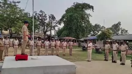 नरकटियागंज: चंपारण रेंज के डीआईजी ने नरकटियागंज एसडीपीओ कार्यालय का किया निरीक्षण, दिया आवश्यक दिशा-निर्देश