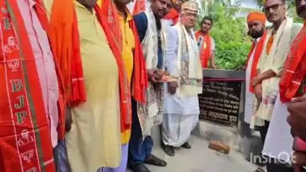 बेनीपट्टी: लोहा मद्रास टोला के दमथा पोखरा में बने तालाब घाट का पूर्व मंत्री व बेनीपट्टी के विधायक विनोद नारायण झा ने किया उद्घाटन