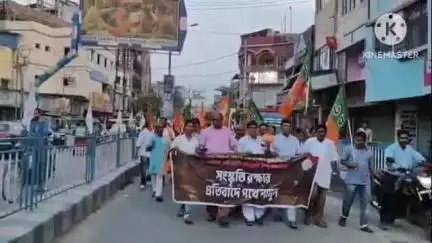 রায়গঞ্জ: BJP জেলা সভাপতির নেতৃত্বে, "মহেশতলায় মৌলবাদীদের হাতে আক্রান্ত হিন্দু সংস্কৃতি" তার বিরুদ্ধে BJP র মিছিল রায়গঞ্জে