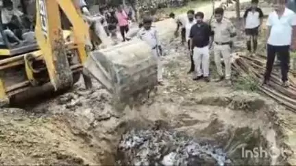मधवापुर: मधवापुर थाना पुलिस ने 13 कांड में जब्त कि गयी 2563.6 लीटर शराब को जेसीबी मशीन से किया बिनष्ट।