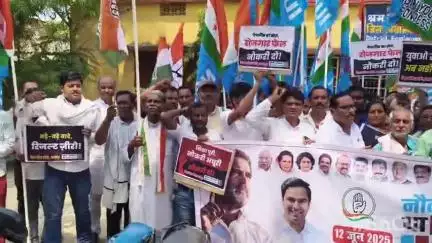 समस्तीपुर: जिला कांग्रेस के कार्यकर्ताओं ने 'नौकरी दो या सत्ता छोड़ो' के नारे के साथ नियोजन कार्यालय में तालाबंदी की