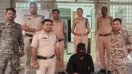 मुरैना नगर: दुष्कर्म के मामले में फरार चल रहें 5 हजार के इनामी बदमाश को सवितापुरा गांव रोड से किया गिरफ्तार।
