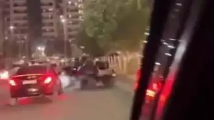 दादरी: ईकोटेक 3 ग्रेटर नोएडा मे रील बनाने के चक्कर मे बीच सड़क थार से स्टंट बाजी करते दिखे युवक,थार से टकराई कार