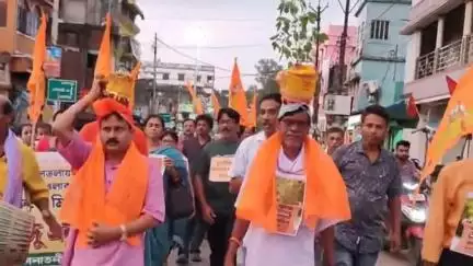 নারায়ণগড়: মহেশতলা য় তুলসী মন্দির ভাঙার ঘটনার প্রতিবাদে বেলদায় তুলসী গাছ মাথায় নিয়ে পদযাত্রা