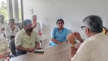 મુન્દ્રા: MLA અનિરુધ્ધ દવેએ મુંદ્રા કાર્યાલય પર આવેલ મુલાકાતીઓ સાથે વાતચીત કરી યોગ્ય નિકાલ લાવવા તંત્ર ને સુચના આપી.