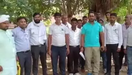 करौली: योग प्रशिक्षकों ने कलेक्ट्रेट पर किया प्रदर्शन, CM के नाम ADM को सौंपा ज्ञापन