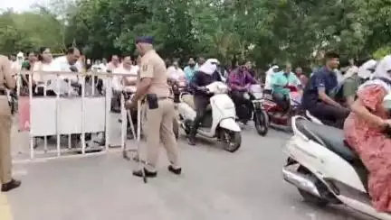 अकोला: अकोला जिल्हाधिकारी कार्यालयात येते मुख्यमंत्री आणि उप मुख्यमंत्री यांच्या दौऱ्यामुळे सामान्य नागरिक चे काम खोळंबली