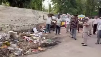 नगर: हातमपुरा येथे घाणेचे साम्राज्य, नागरिक उतरले रस्त्यावर, रस्ता केला बंद #jansamasya