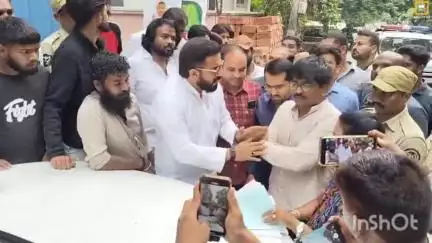 ఖైరతాబాద్: అక్రమంగా నిర్మించిన భవనాన్ని కురిచేందుకు వచ్చిన జిహెచ్ఎంసి అధికారులను అడ్డుకున్న నాంపల్లి ఎమ్మెల్యే మాజీద్ హుస్సేన్