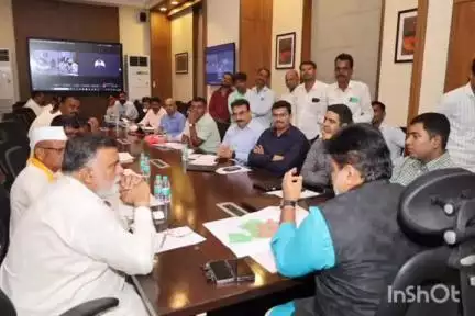 नाशिक: आडवन पारदेवी येथील शेतकऱ्यांनी राजाभाऊ वाजे यांच्या समवेत मुंबईला जाऊन उद्योग मंत्री उदय सामंत यांची घेतली भेट