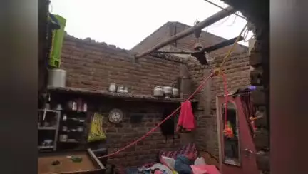 तेल्हारा: घोडेगाव येथे दुपारी आलेल्या तुफान वादळाने नागरिकांच्या घरावरील टिन पत्र्याची छते उडून गेली. नागरिकांची प्रचंड नुकसान.