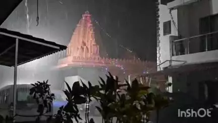 વાપી: વાપી તાલુકામાં ગુરુવારે મોડી રાત્રેએ ગાજ વીજ સાથે વરસાદ વરસ્યો