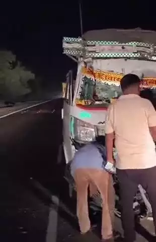 घाटमपुर: जहांगीराबाद गांव के पास तेज रफ्तार ट्रक ने लोडर को सामने से मारी टक्कर, लोडर चालक घायल