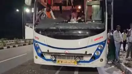 नौगांव: नौगांव झांसी खजुराहो फोरलेन पर जा रही बस पर अज्ञात हमलावरों ने किया हमला