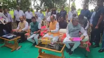 પલસાણા: રાજપુરા લુભા ગામે ખેડૂતો સાથે ખાટલા બેઠક યોજી.