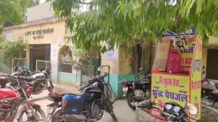 हथुआ: हथुआ नगर पंचायत के सौजन्य से लगा मिनरल वाटर काउंटर लोगों को दिखा रहा ठेंगा