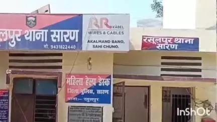 एकमा: रसूलपुर में यात्री बस ने खराब खरी ट्रक में मारी टक्कर, चार यात्री घायल