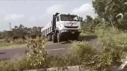 बाघमारा/कतरास: कोयला लदा हाइवा भटककर फंसा झाड़ियां में पुलिस ने किया जप्त जांच के बाद छोड़ मामला महुदा थाना क्षेत्र का