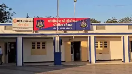 ગાંધીધામ: બસ સ્ટેન્ડ પાસે પાર્કિંગમાં ખાટલામાં સૂતેલા યુવાન ઉપર ટ્રક ફરી વળી