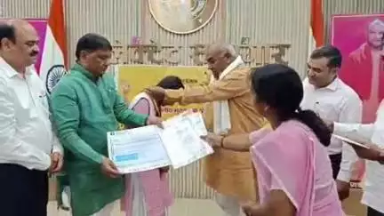 आलापुर: बोर्ड परीक्षा के 18 मेधावियों को कलेक्ट्रेट में समारोह पूर्वक सम्मानित किया गया, दिया 21-21 हजार का चेक, मेडल और टैबलेट
