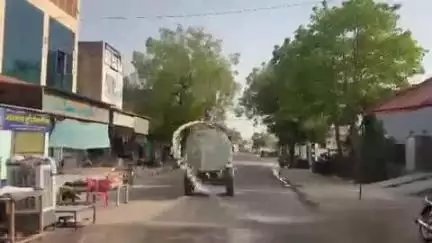 श्रीकरणपुर में भीषण गर्मी को देखते हुए नगर पालिका द्वारा पानी का छिड़काव किया जा रहा है