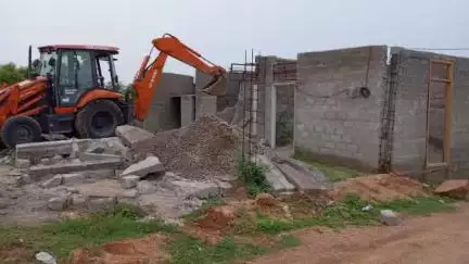 నిజామాబాద్ సౌత్: ధర్మపురి హిల్స్ లో ప్రభుత్వ భూమిలో అక్రమ కట్టడాలను కూల్చివేసిన అధికారులు