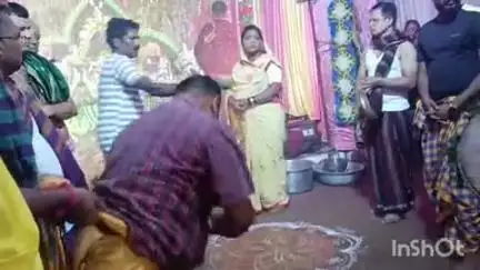 ଫୁଲବାଣୀ ସହର: ଇଲେକ୍ଟ୍ରି ଛକ ଠାରେ ପାଞ୍ଚ ଠାକୁରାଣୀ ଙ୍କୁ   108 ଆଳତୀ ସମର୍ପଣ କରାଯାଇଅଛି,ପୂଜକ ଙ୍କୁ ମାଆ ଙ୍କ ଆବିର୍ଭାବ