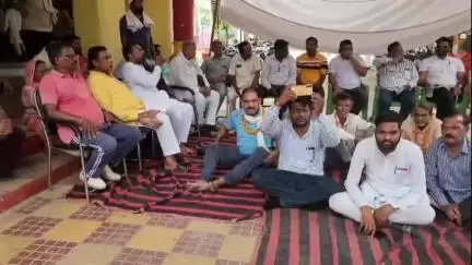 सहारनपुर: नगर निगम में धरने पर बैठे सफाई कर्मचारियों ने मांगे पूरी न होने पर भूख हड़ताल की दी चेतावनी किया प्रदर्शन #jansamysa