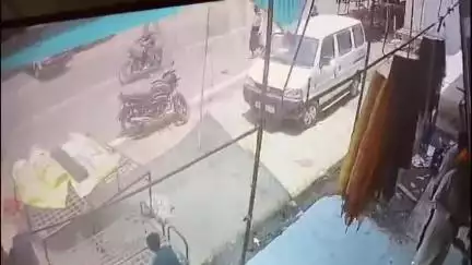 पाटी: पाटी क्षेत्र में बच्चा दौड़ने के बाद बाइक से टकराया दुर्घटना का वीडियो शोशल मीडिया में जमकर वायरल