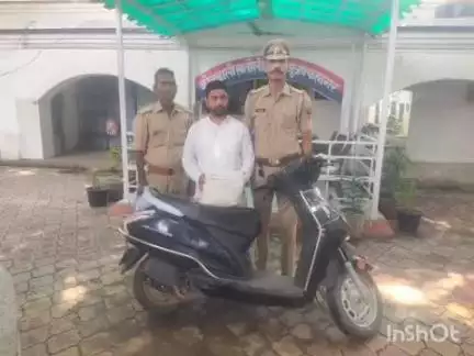 खतौली: खतौली पुलिस ने मुखबिर की सूचना पर नशे के सौदागर को किया गिरफ्तार, 2 किलो अवैध गांजा और स्कूटी बरामद